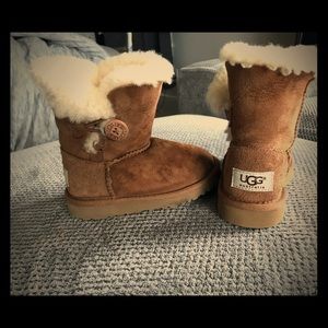 Kids ugg slippers size 9 toddler